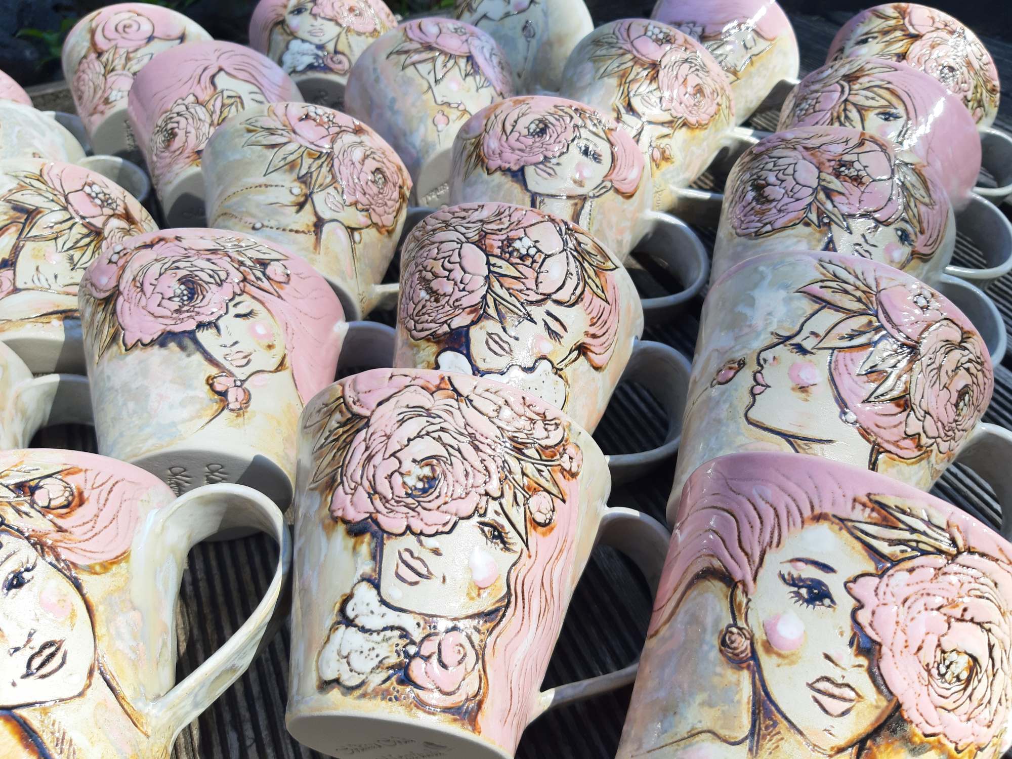 Suur valik käsitsi valminud Pojengitar keraamilisi tasse. Päikesevalguses tulevad esile tasside läikiv glasuur, pastelsed roosad toonid ja unikaalsed naisenägudega maalingud.
